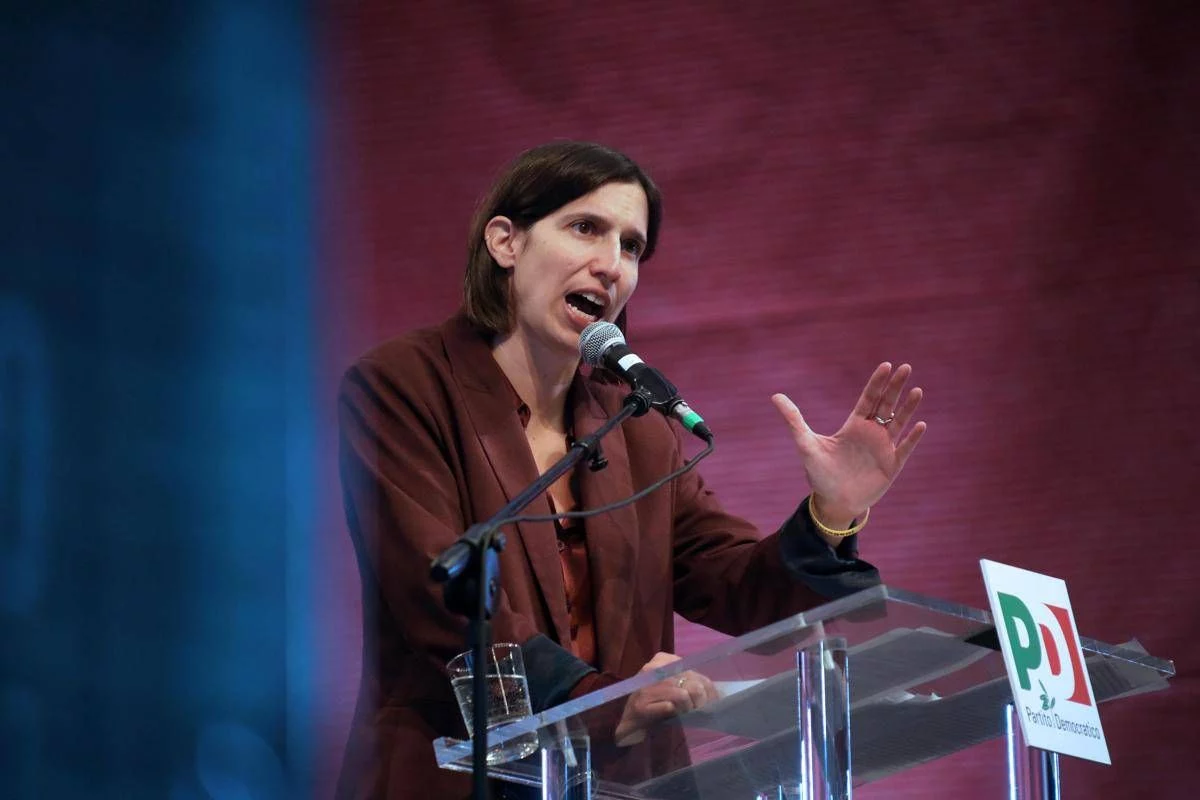 Trump e l’attacco a Meloni, centrodestra fa quadrato. Schlein: “Ferma condanna, sia unanime”. Ma Conte e Renzi punzecchiano la premier