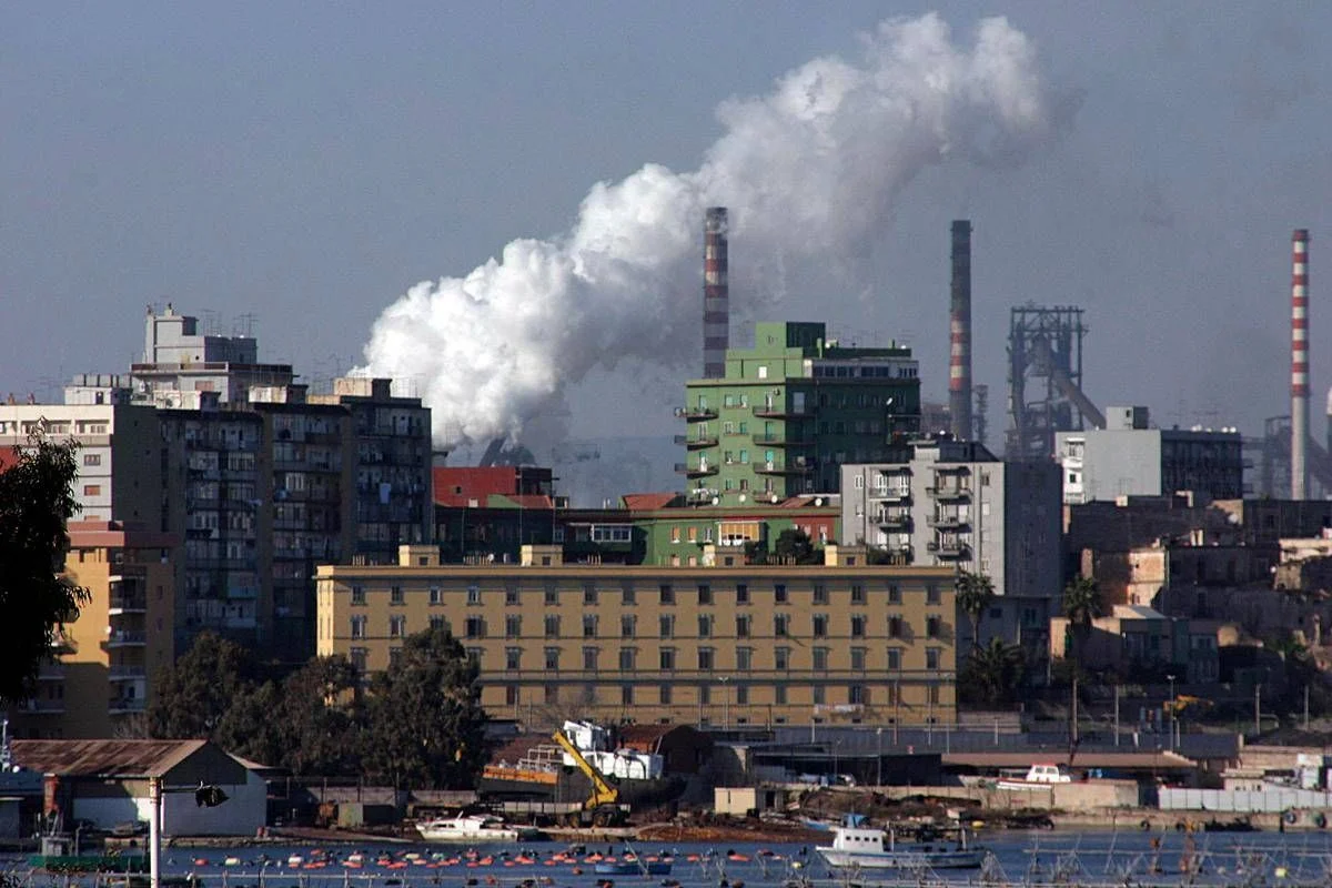 Ex Ilva Taranto, incendio sull’escavatore: operaio scappa e riporta fratture multiple