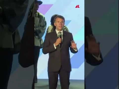 “Fate silenzio!” Macron si arrabbia per il caos in sala in Kenya