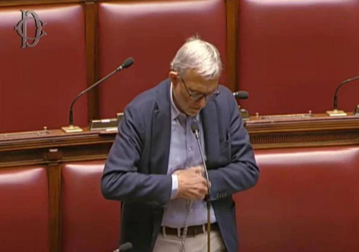 Giachetti si ammanetta al banco della Camera: “Io in Aula finché maggioranza non sblocca Vigilanza Rai”