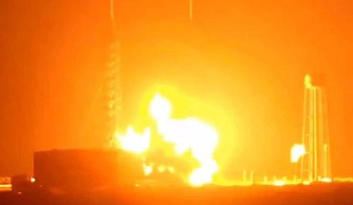 Il razzo di Blue Origin esplode durante il test sulla piattaforma di lancio, Bezos: “Personale al sicuro”