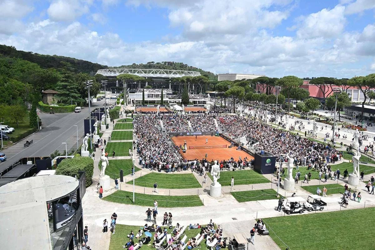Internazionali, bambini gli chiedono autografo ma… non è un tennista
