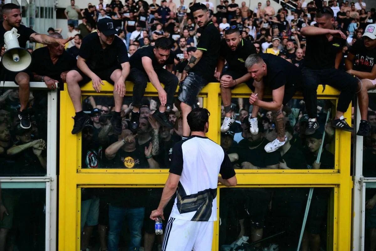 Juventus, tifoso in ospedale dopo scontri. La richiesta alla squadra: “Non giocate”
