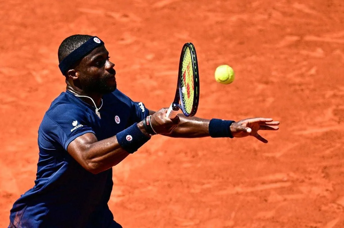Roland Garros, Tiafoe vince e tifoso gli ruba la racchetta: “Posso riaverla?”