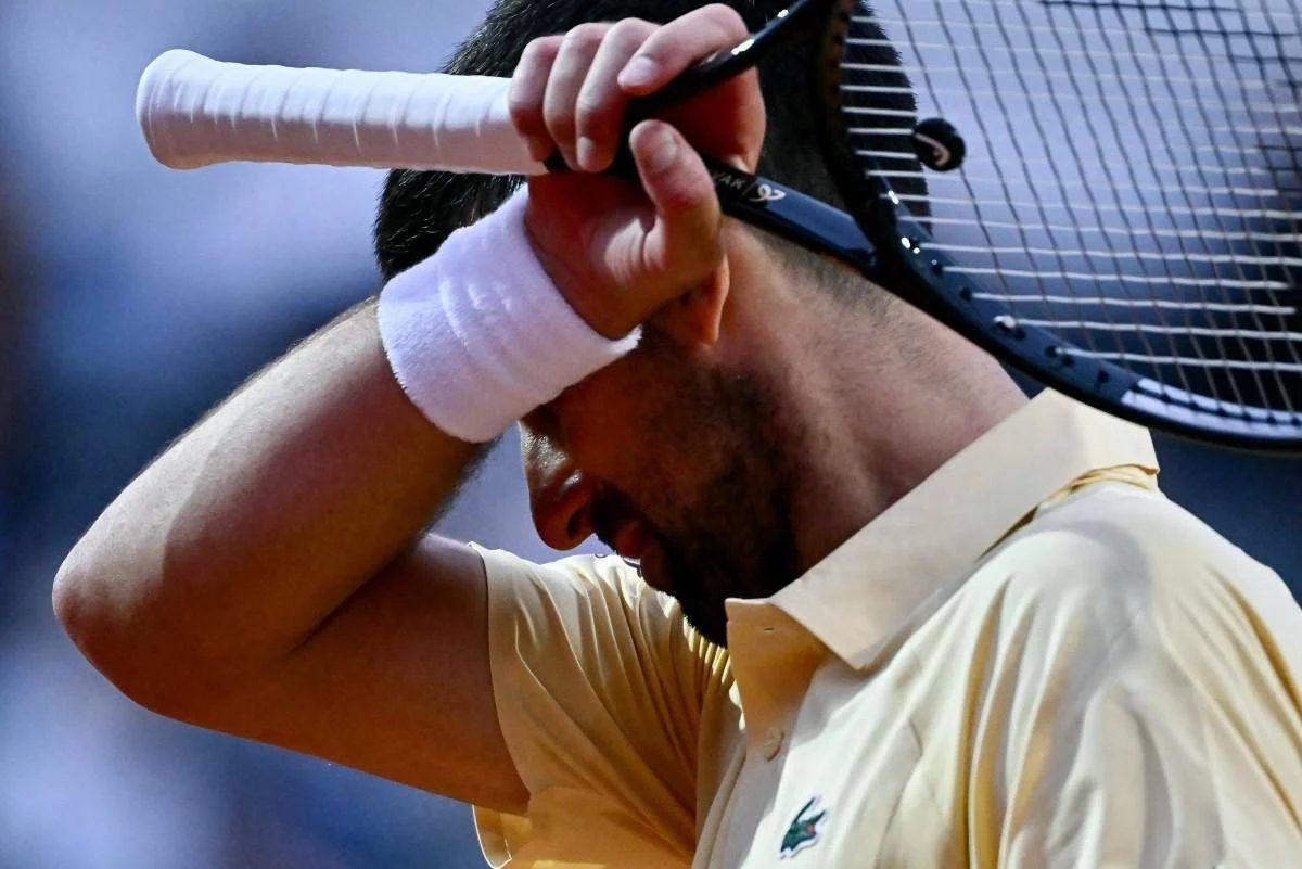 Roland Garros, tifosi Djokovic gridano al complotto: “Perchè Sinner gioca la sera?”