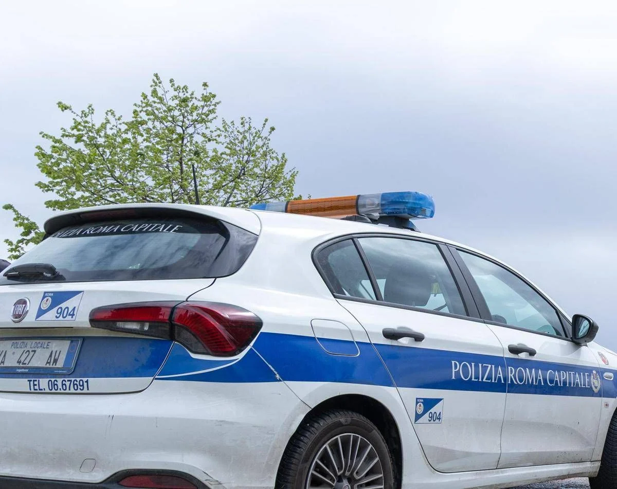 Roma, scontro tra auto e moto: muore 22enne in via Ostiense