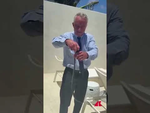 Stati Uniti, il segretario della salute Kennedy cattura 2 serpenti a mani nude e viene morso