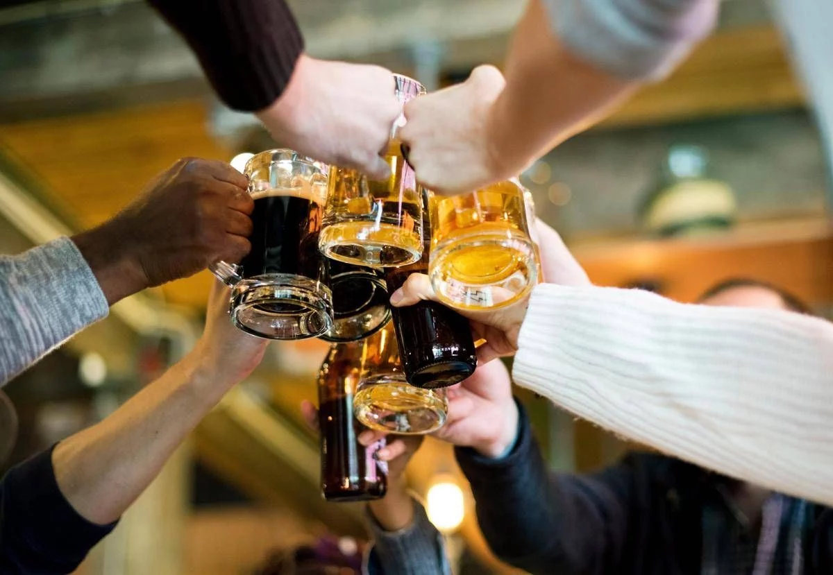 “Troppi voli dirottati a causa di passeggeri ubriachi”, Ryanair chiede di vietare l’alcol negli aeroporti al mattino