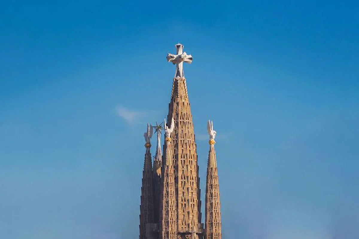 Barcellona, 24 tonnellate di adesivo Loctite per completare le torri della Sagrada Familia