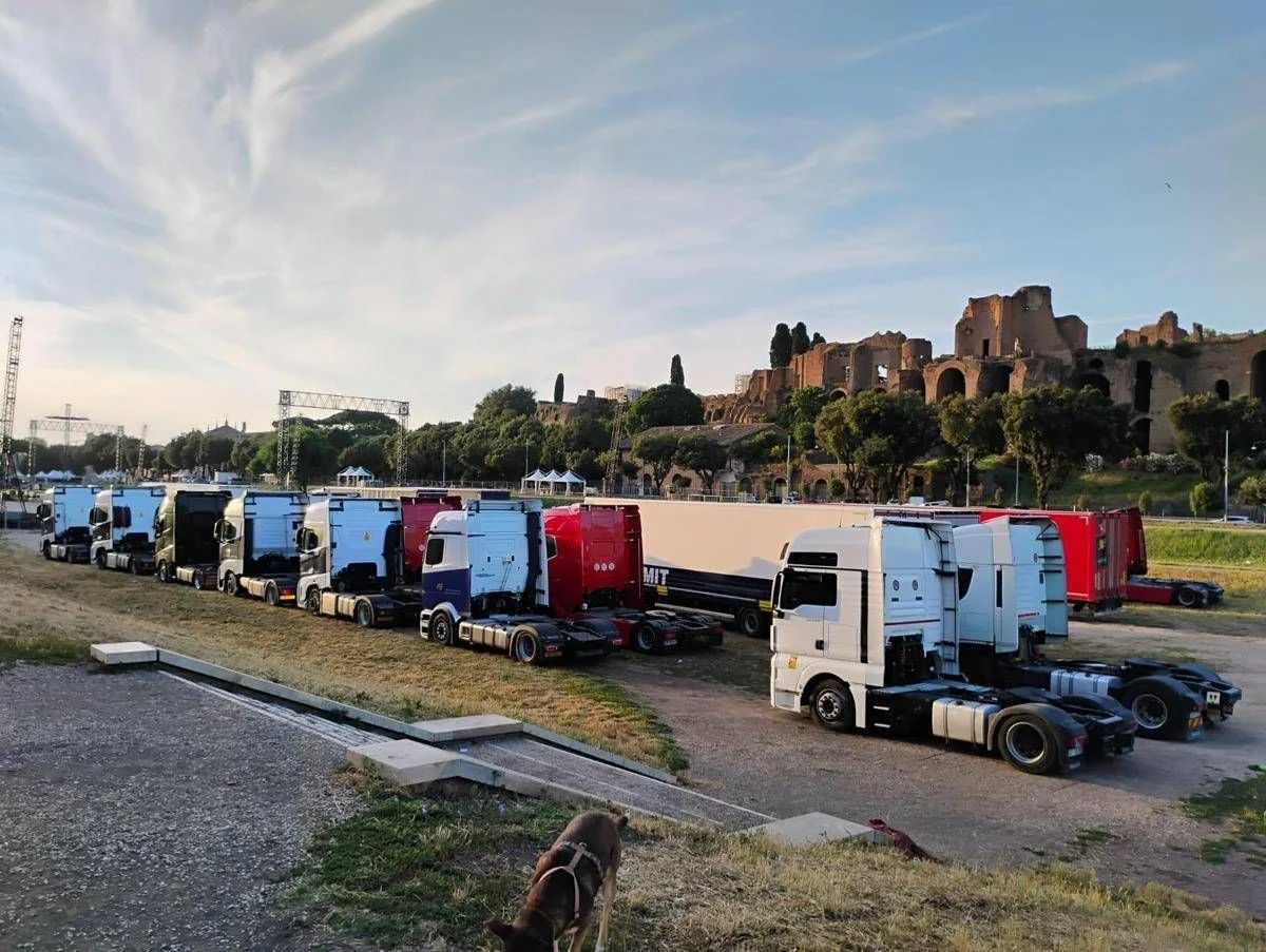 Circo Massimo invaso dai tir per il concerto di Cremonini: l’area archeologica trasformata in un gigantesco parcheggio