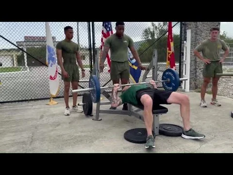 Hegseth e la sfida con i Marines, lo show con il bilanciere alla panca