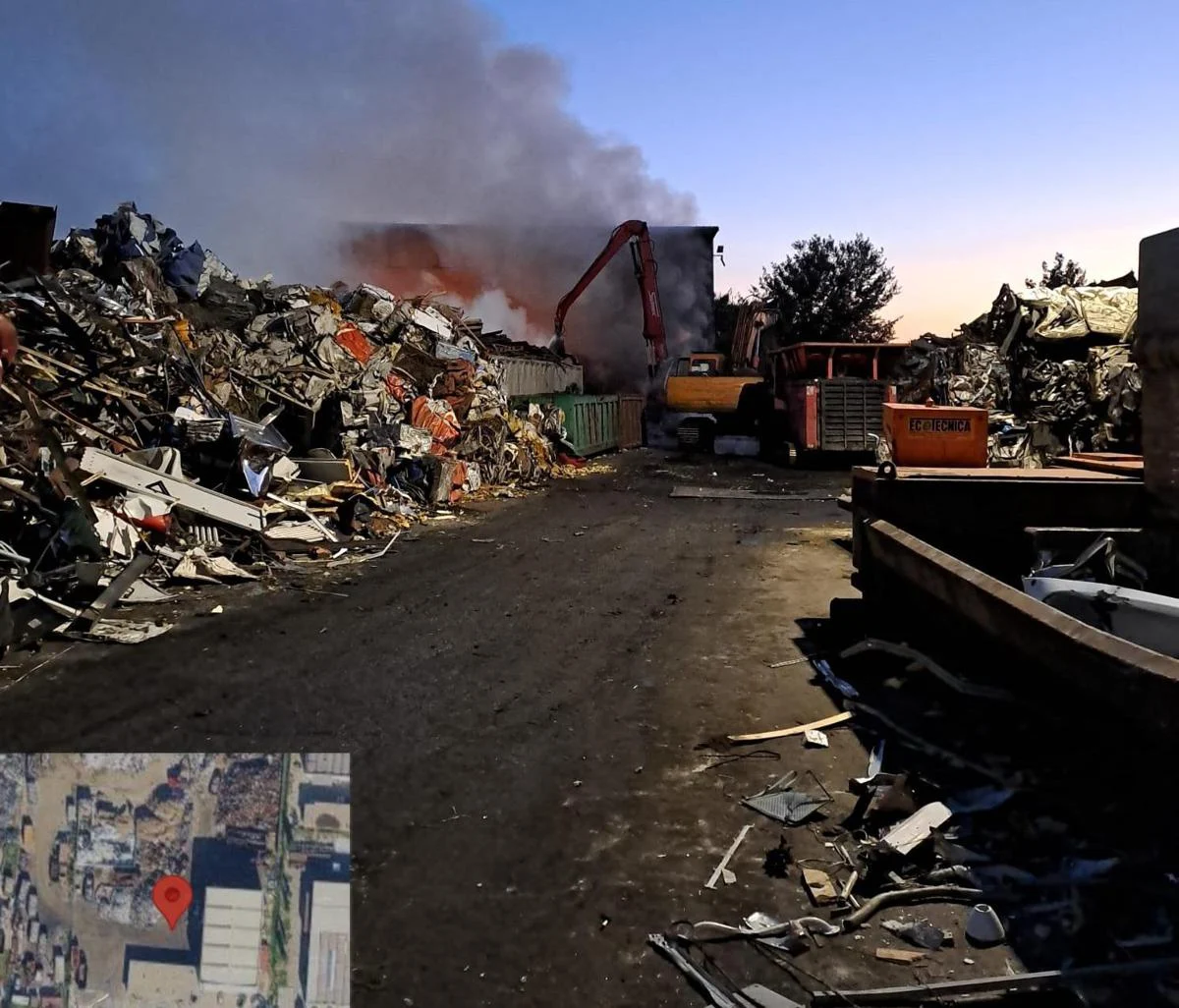Incendio a Livorno, fiamme in una ditta di stoccaggio di rifiuti: “Chiudete porte e finestre”