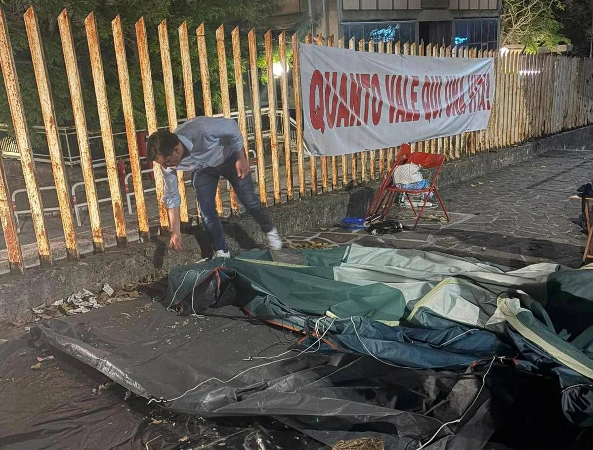 Isernia, dopo 167 notti all’addiaccio per difendere l’ospedale il sindaco toglie la tenda