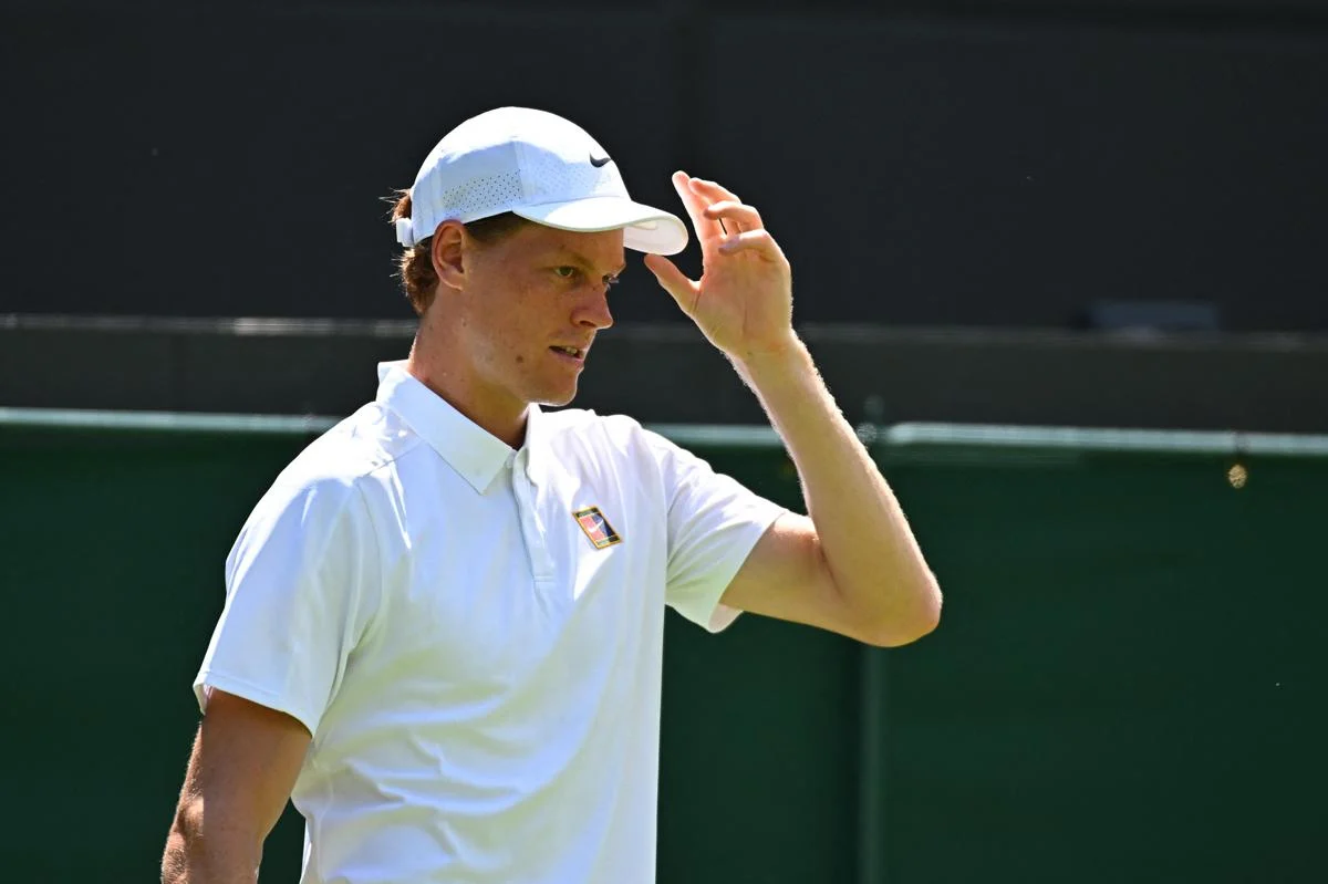 L’esordio di Sinner a Wimbledon, l’analisi del medico-fisiatra: “L’erba aumenta cadute e infortuni”
