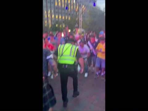 Lo show del poliziotto ai Mondiali, tifosi in delirio – Video