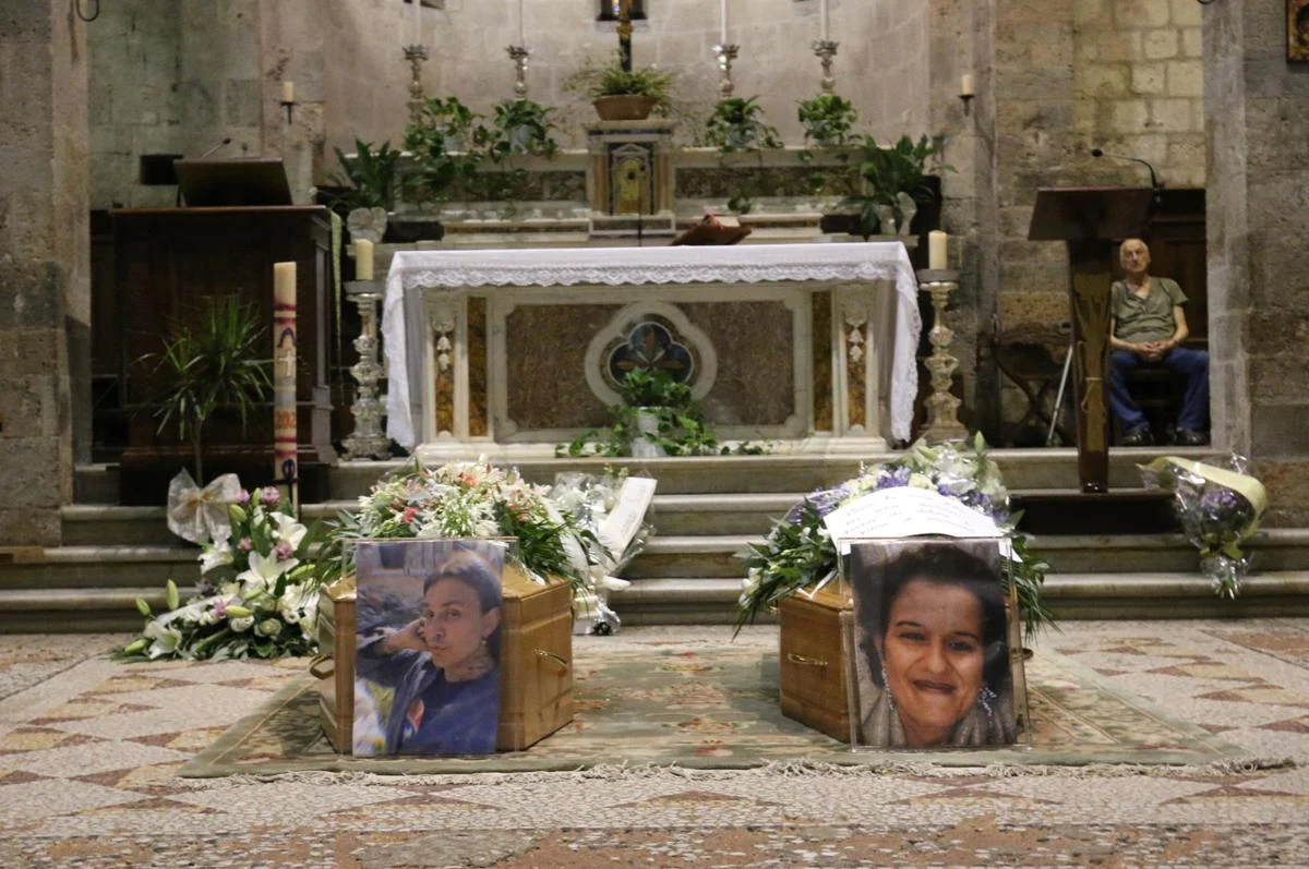 L’ultimo saluto a madre e figlio uccisi a fucilate, Camaiore si stringe nel dolore