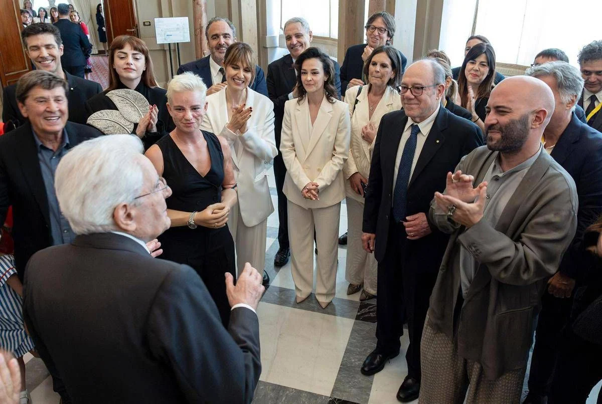 Mattarella saluta artisti e sportivi coinvolti nello spettacolo per gli 80 anni della Repubblica