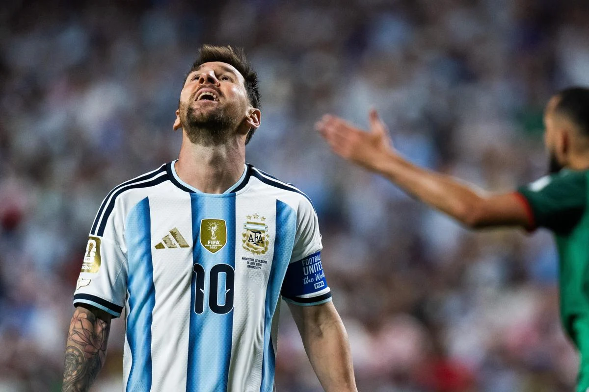 Messi, il comunicato della famiglia su papà Jorge: “Sotto osservazione, rispettate privacy”
