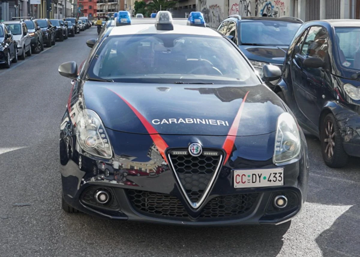 Milano, lite per una donna: uno estrae la pistola, l’altro lo investe e lo uccide