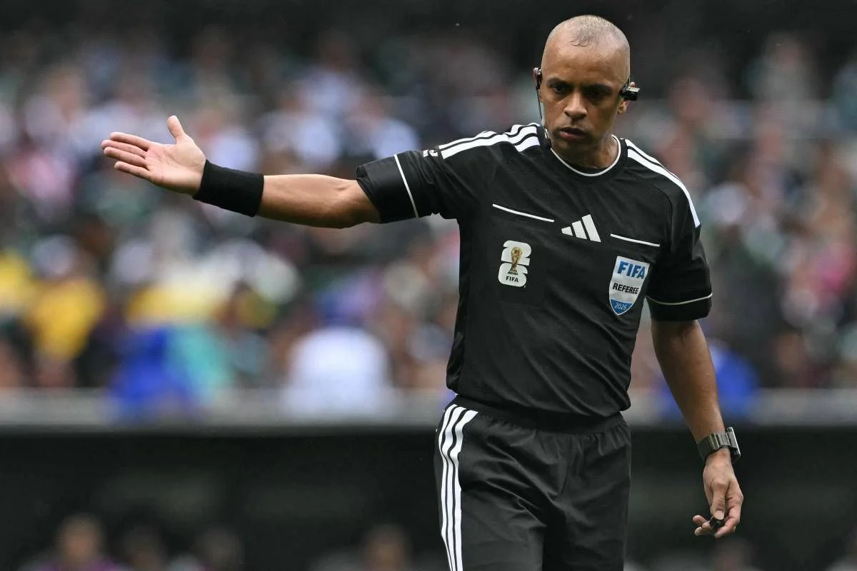 Mondiali, arbitro disastroso… in inglese: l’annuncio diventa un meme