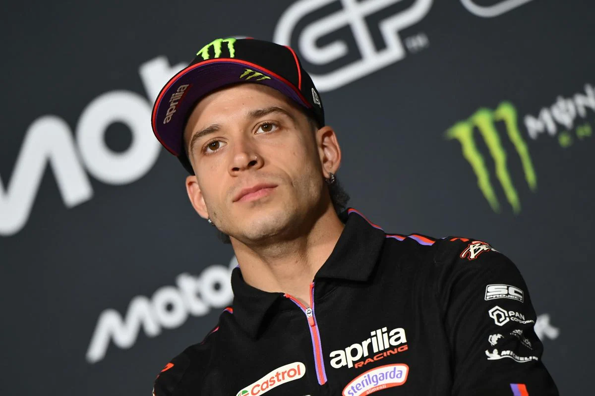 MotoGp, Bezzecchi si scusa: “Nessuna giustificazione”. L’abbraccio con il marshall dopo la lite