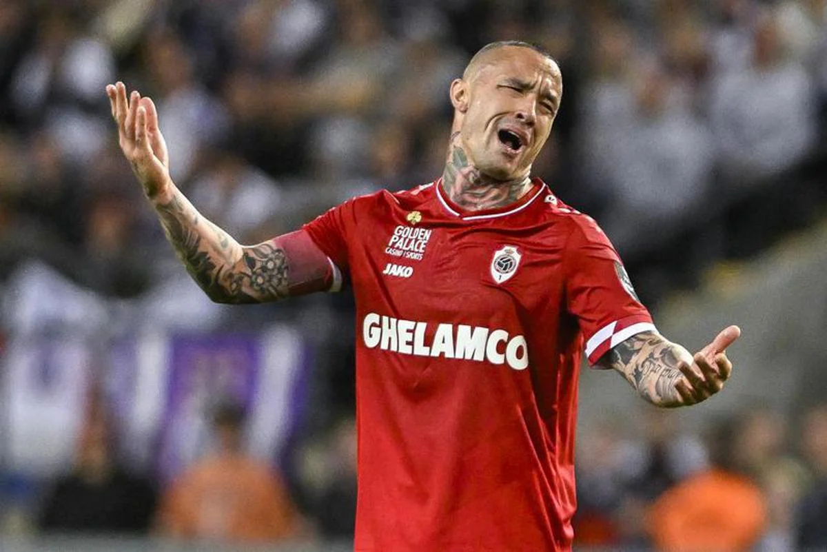 Nainggolan ancora nei guai: guida senza patente, passa con il rosso e sfiora una pattuglia della polizia
