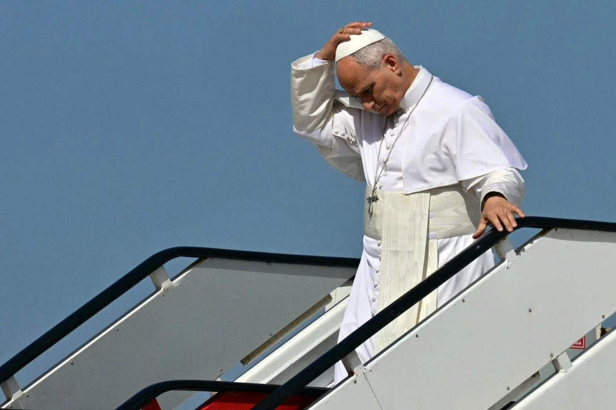 Papa Leone XIV, problema tecnico al decollo: il Pontefice scende dall’aereo