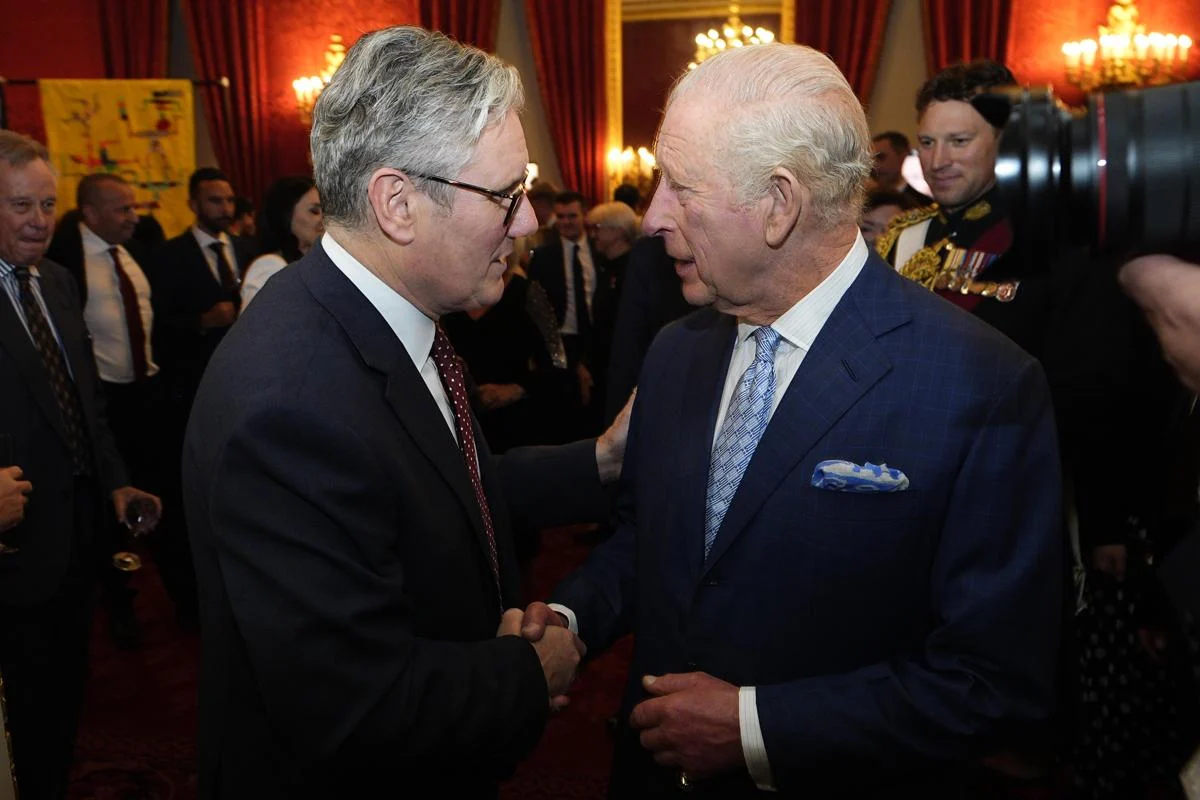 Re Carlo ‘saluta’ Starmer, il rapporto di stima: “D’accordo su temi sociali e ambiente”