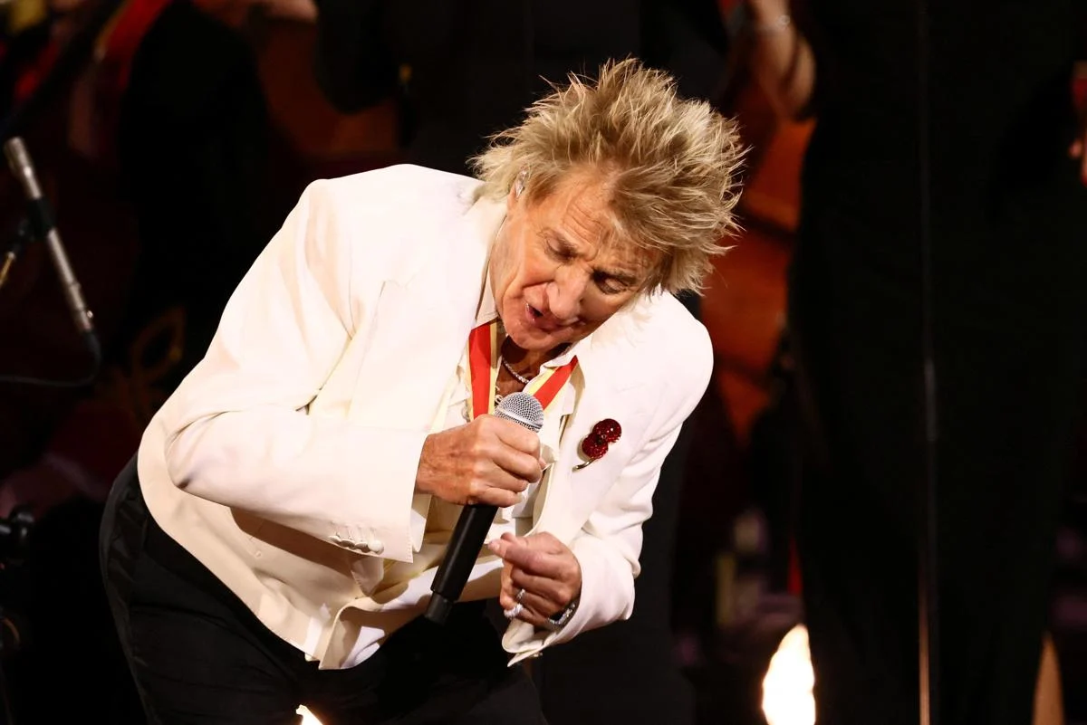 Rod Stewart, malore nel concerto e maschera per l’ossigeno sul palco