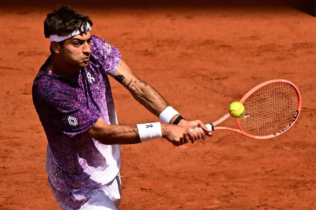 Svajda si fa male, Cobolli corre ad aiutarlo: fair play al Roland Garros