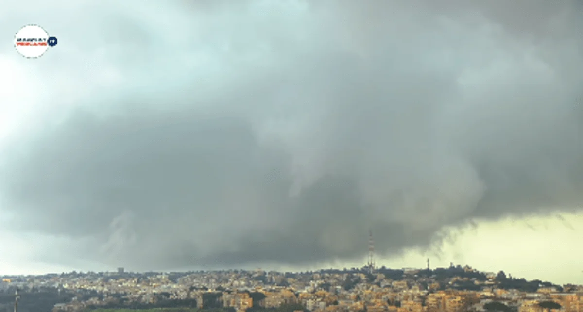 Tromba d’aria a Roma, alberi e rami caduti ma nessun ferito: il video del vortice