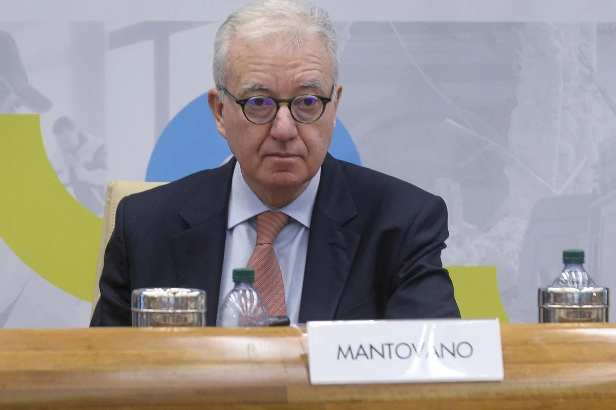 Truffa su Whatsapp, falsi messaggi attribuiti a Mantovano: la nota di Palazzo Chigi