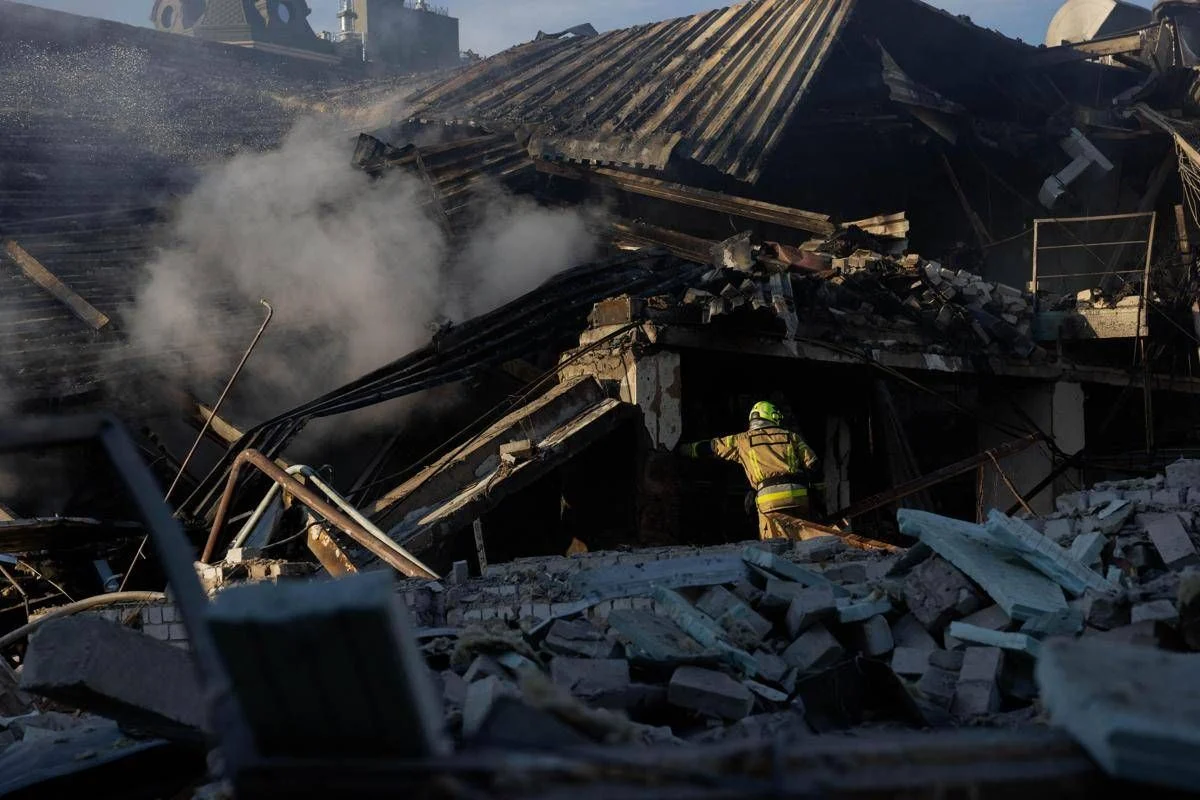 Ucraina, massiccio attacco russo nella notte: almeno 9 morti e oltre 100 feriti, colpita Kiev