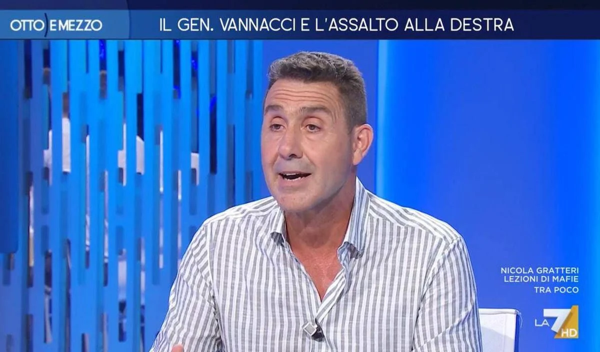 Vannacci promosso in tv da Gruber, Bocchino: “Efficace nella fossa dei leoni”. Per Telese “ha bucato lo schermo”
