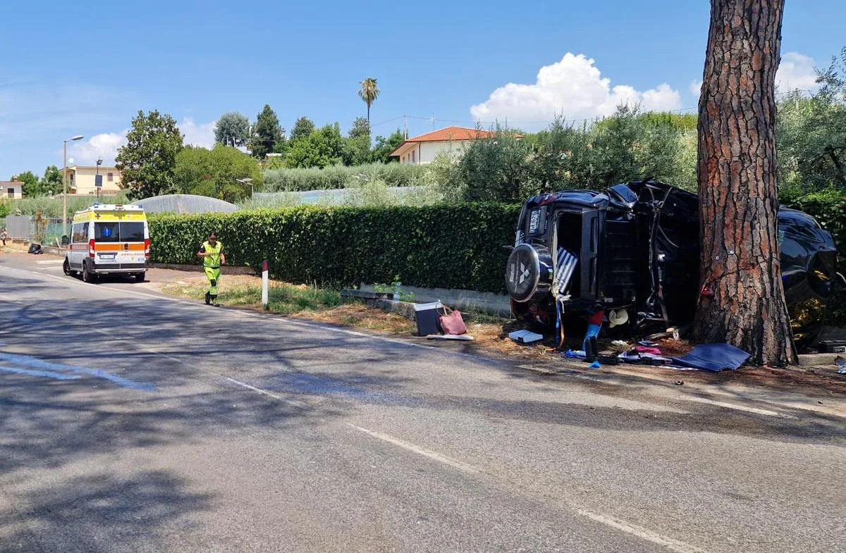 Auto finisce contro un albero a Cisterna di Latina: due morti