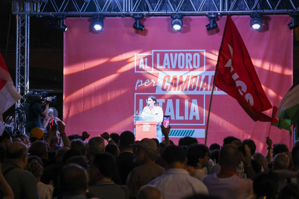 Centrosinistra, leader a Napoli lanciano volata ‘anti Meloni’. Contestatori interrompono comizio