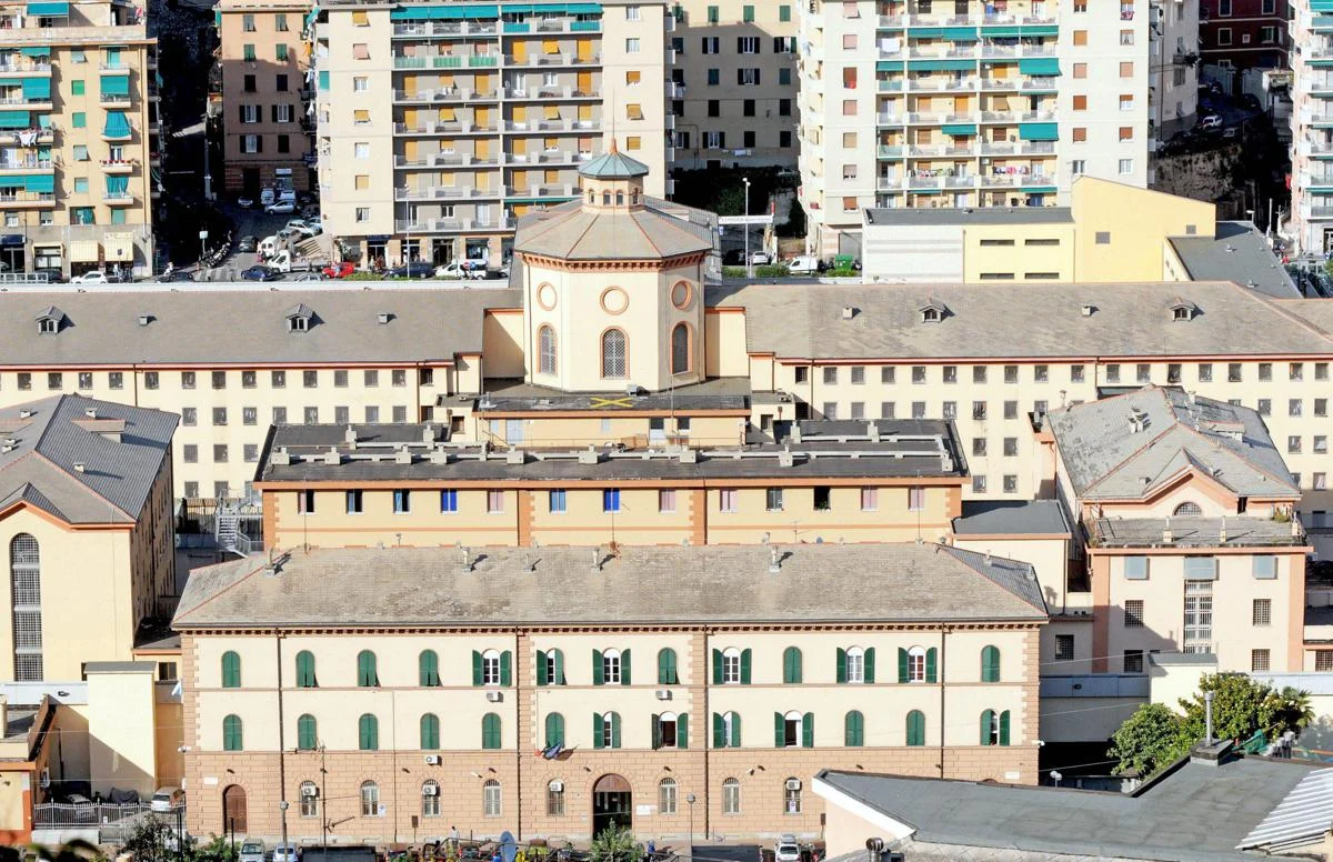 Detenuto sale sul tetto, la protesta nel carcere Marassi di Genova
