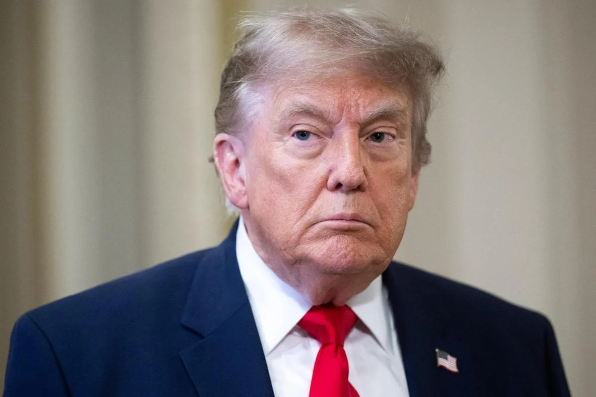 Iran, milioni ai funerali di Khamenei. Trump: “Colpendo potremmo farli fuori tutti”