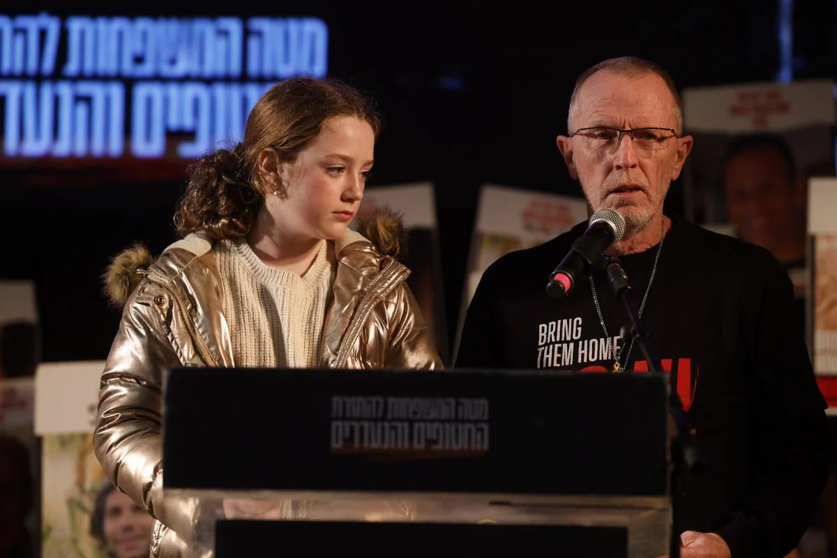Israele ricorda il 7/10, padre dell’ostaggio Emily Hand: :”Mille giorni? A volte sembra ancora ieri”