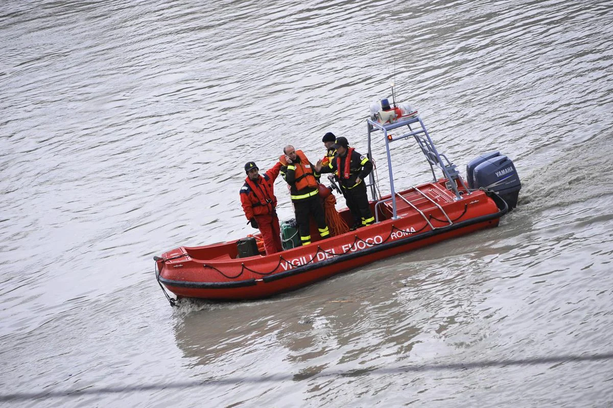 Marito Roccella scomparso, ricerche senza sosta nel lago di Vico: in azione sommozzatori e mezzi speciali