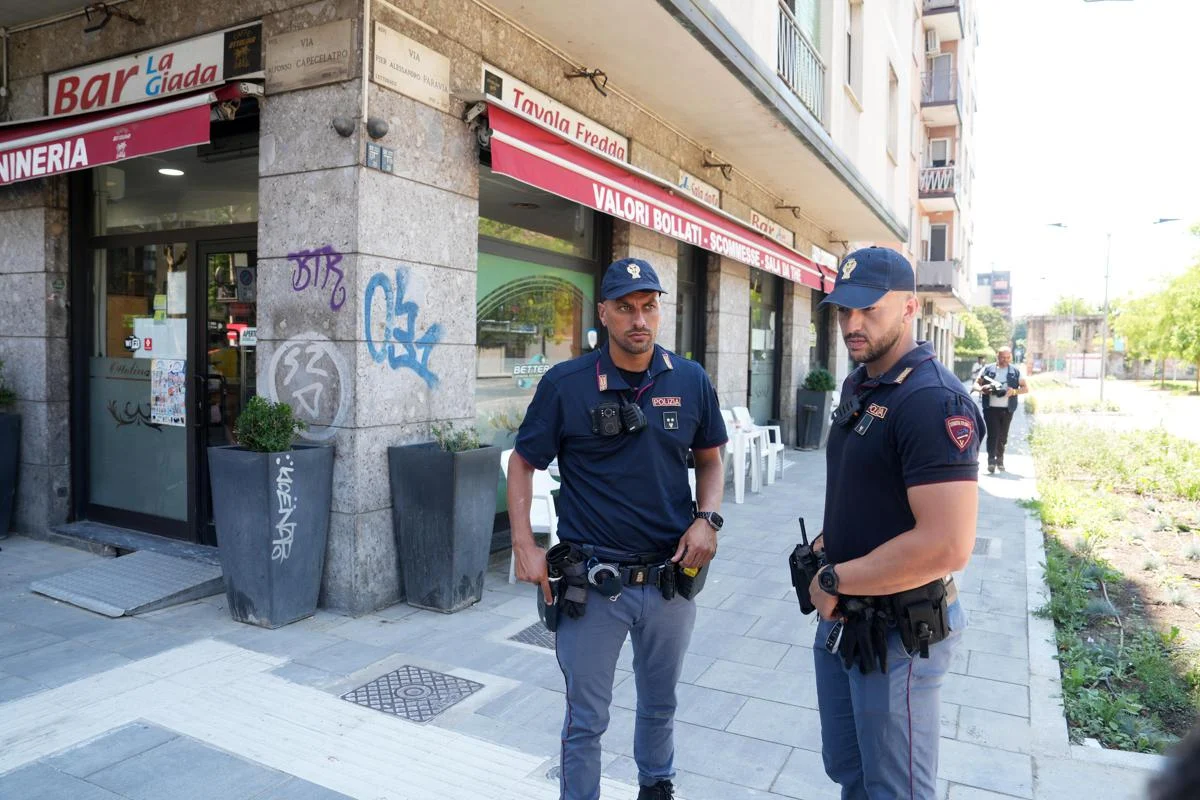 Milano, 55enne accoltellato fuori da un bar. L’aggressore: “Divertente, appena esco lo rifaccio”