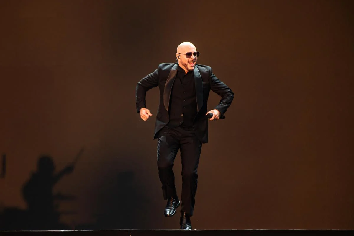 Pitbull canta davanti alla più grande folla di ‘calvi’ al mondo: il record