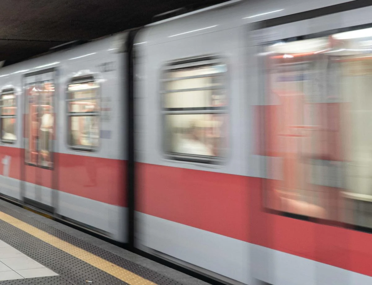 Ragazza sfregiata in metro a Milano, pm chiede carcere per 27enne