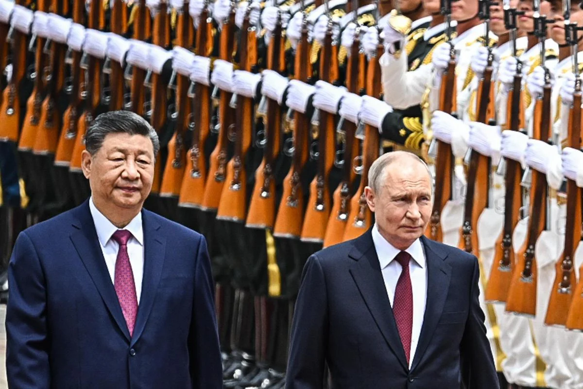 Russia-Cina, svelata cooperazione militare dal 2023: “Pechino ha insegnato a Mosca a silenziare Starlink”