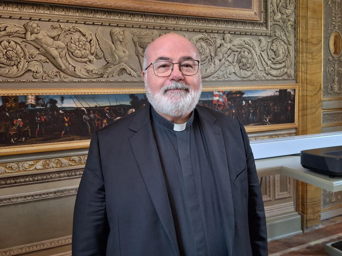Salute, Angelelli (Cei): “Social e Ai comportano rischio danni mentali per i giovani”