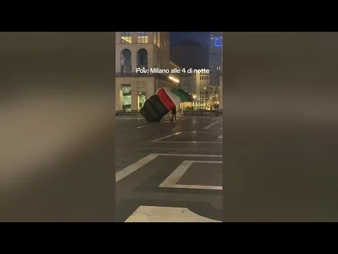 Si lancia dal Duomo di Milano con paracadute dai colori della bandiera palestinese
