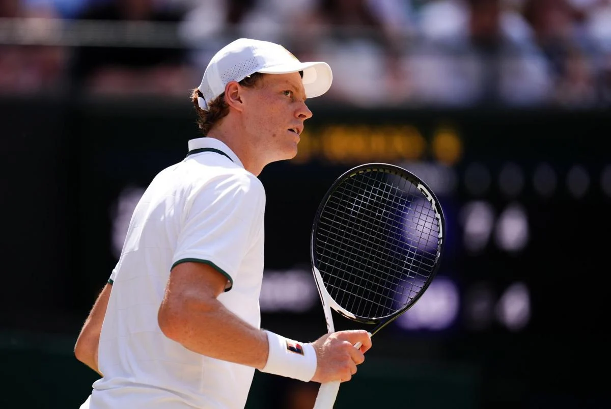 Sinner si prende la semifinale di Wimbledon e… ripensa al Roland Garros: “Spero non succeda più”