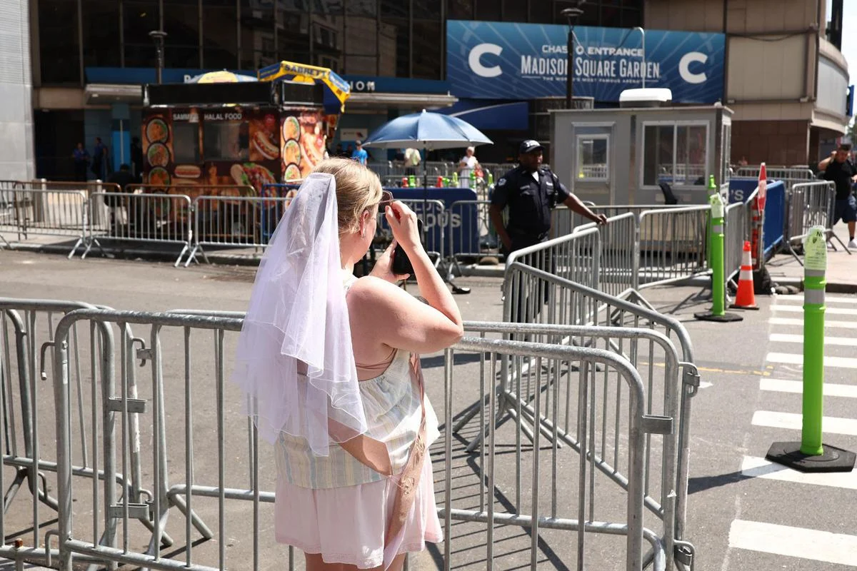 Taylor Swift e Travis Kelce sono marito e moglie, al Madison Square Garden il sì più glam dell’anno