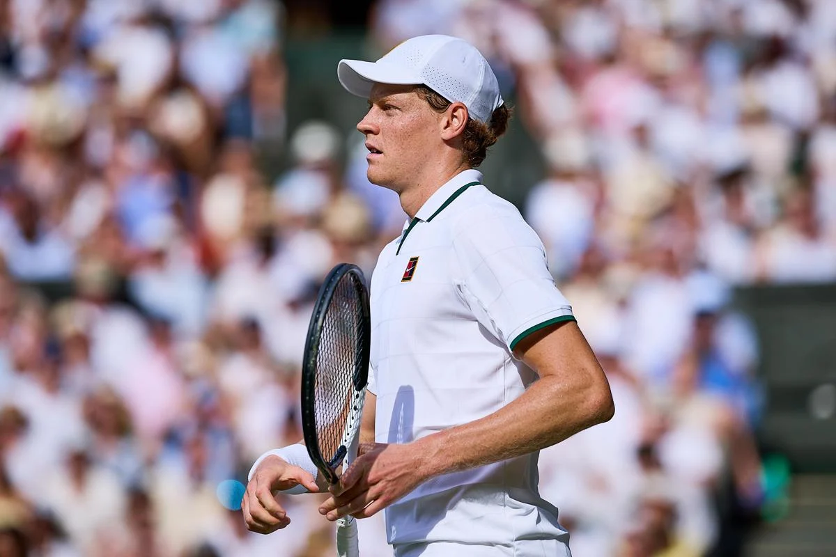 Wimbledon, Sinner sbaglia volée e si dispera: gesto ‘insolito’ di Jannik