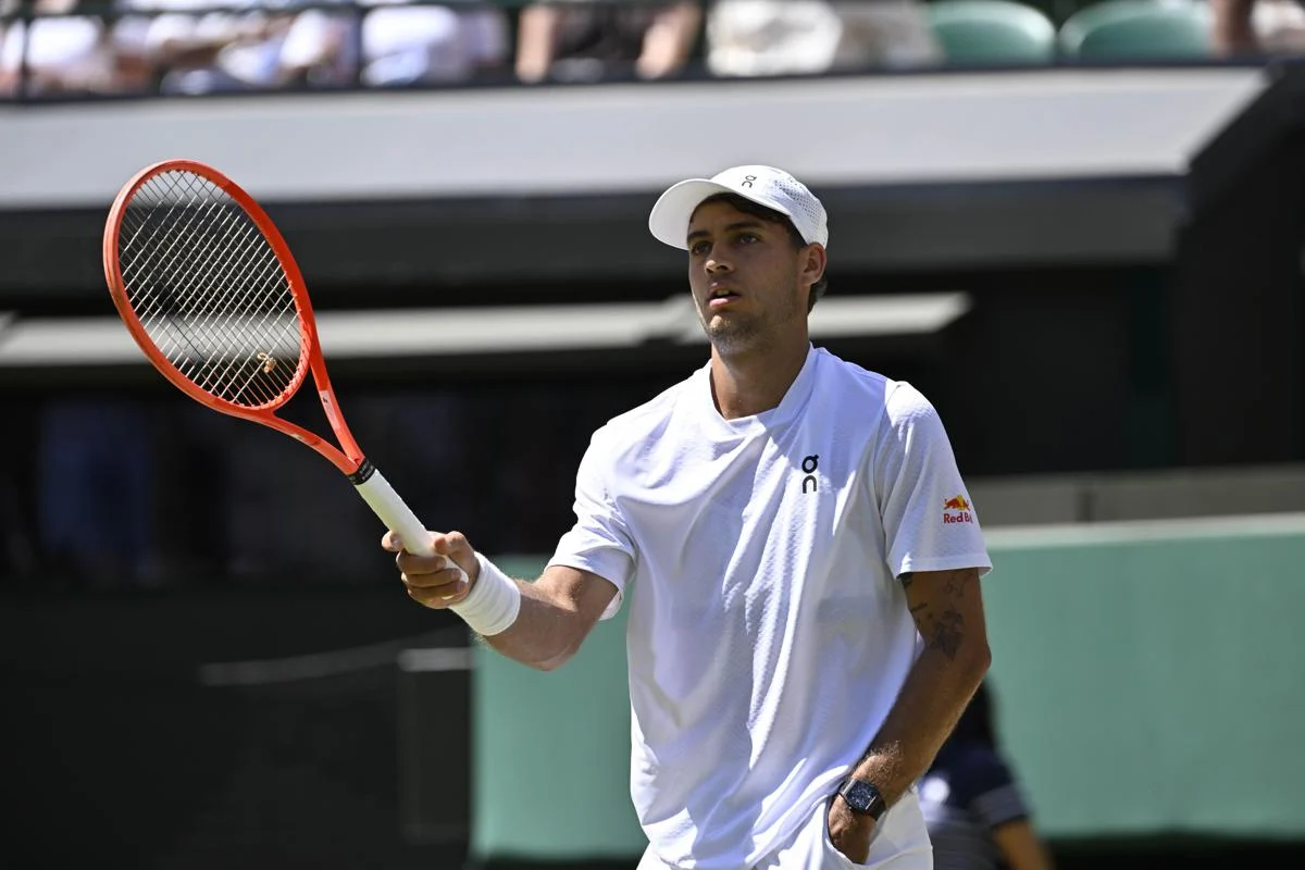 Wimbledon, nervosismo Cobolli: gesto polemico e lite con il suo angolo